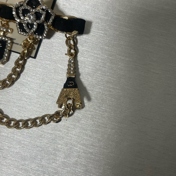 Stunning Black and Gold Charm Brooch. - Picture 5 of 8